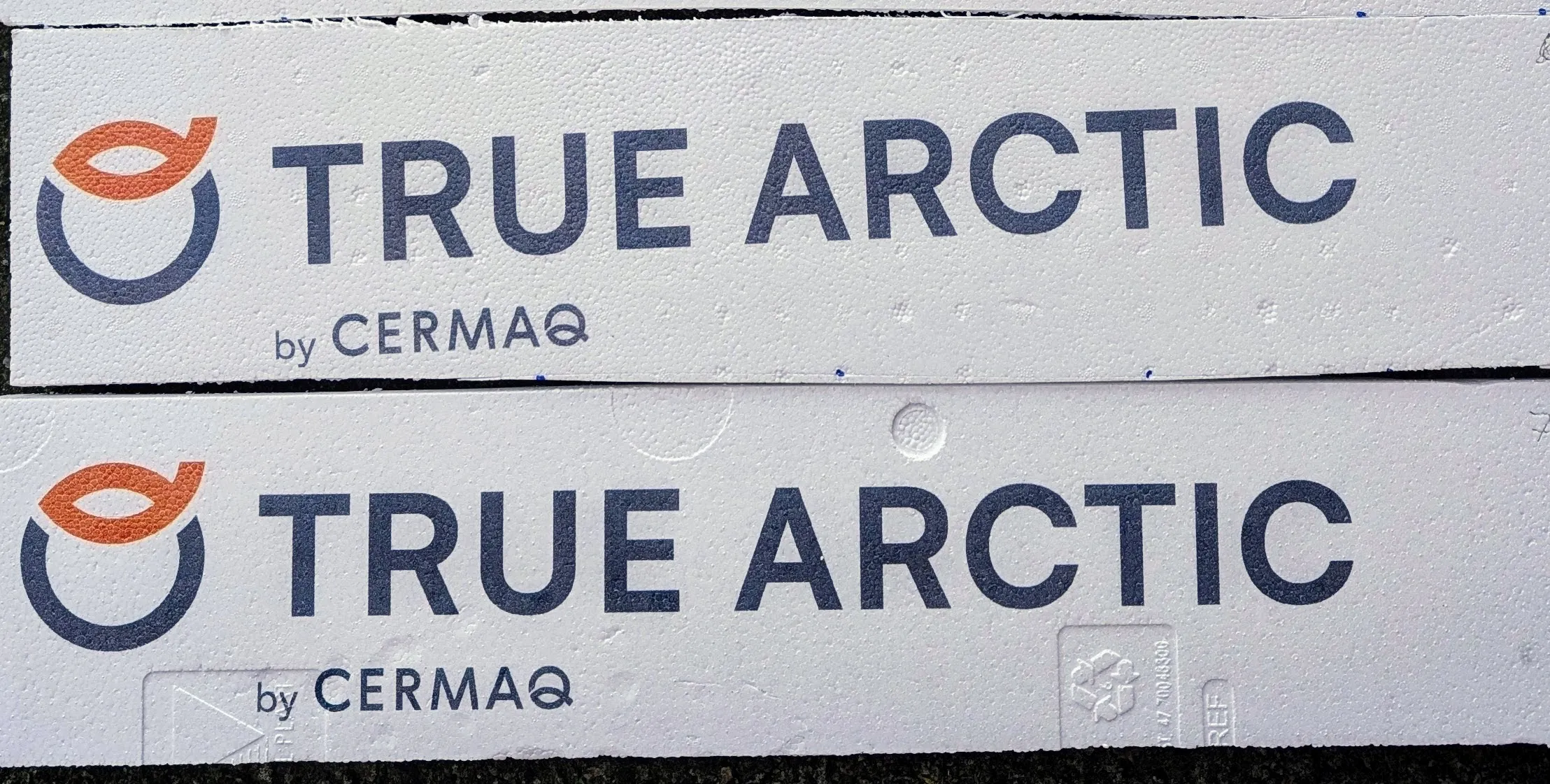 Staplade EPS-fisklådor med logotypen True Arctic by Cermaq tryckt i färg