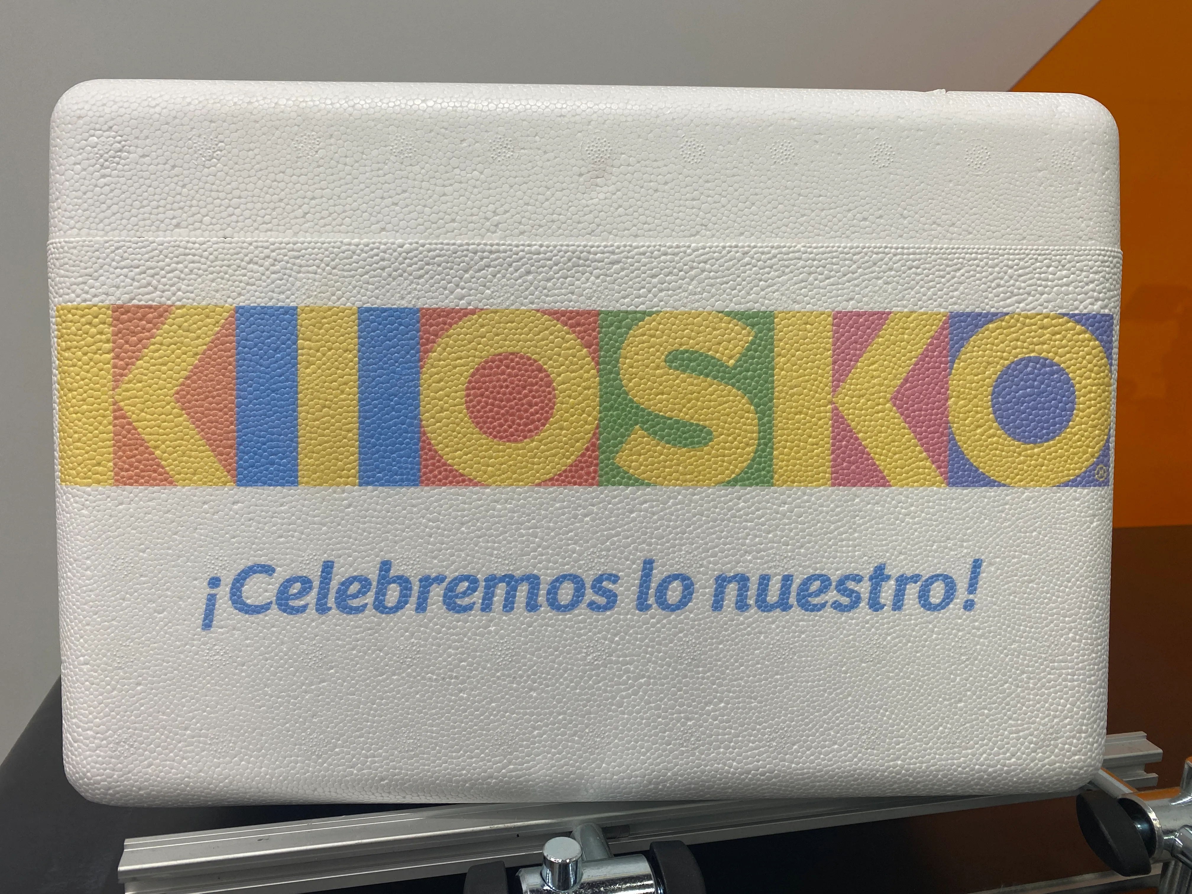 Vit EPS-kylbox med färgtryckt logotyp och spansk kampanjtext