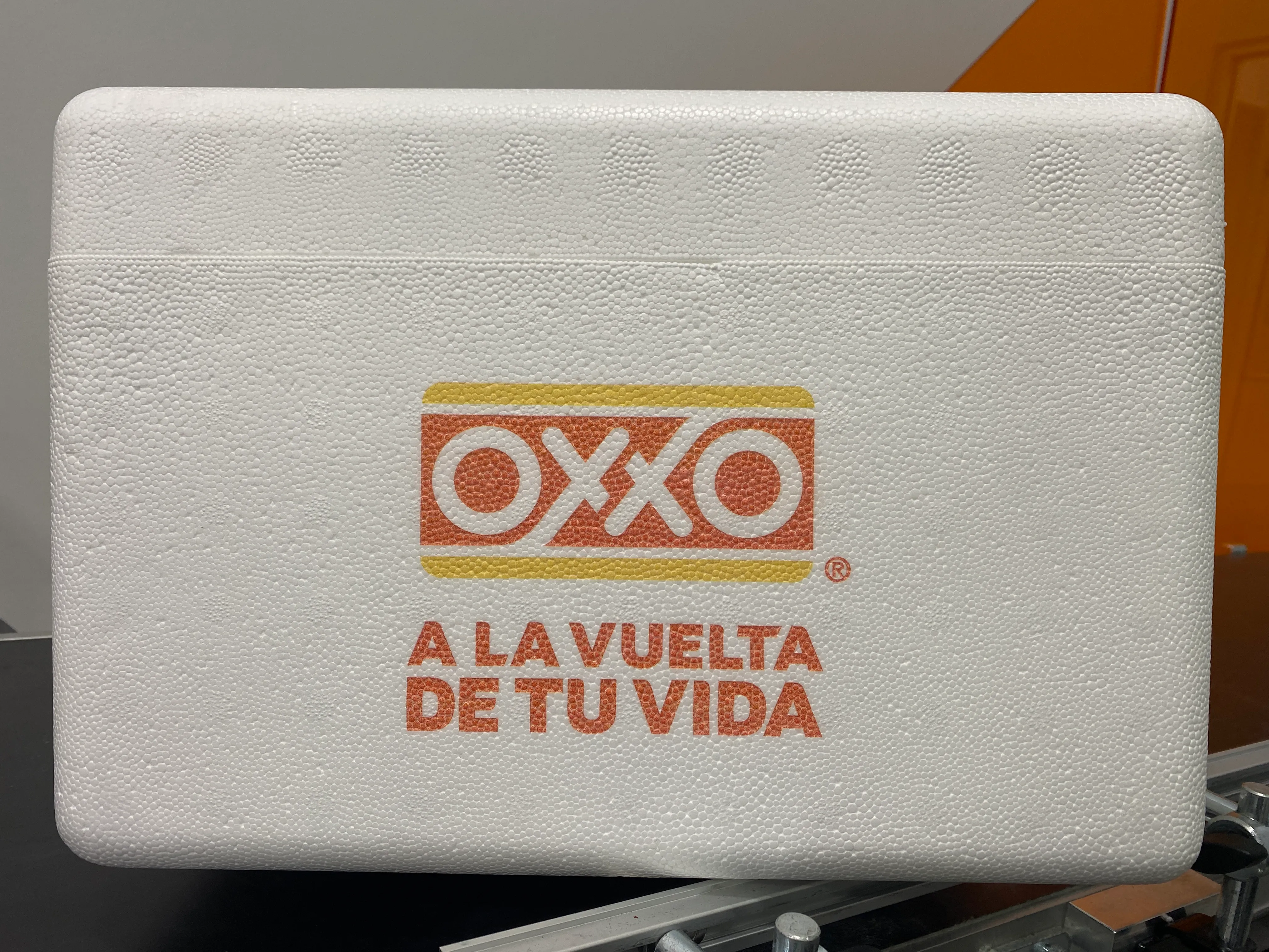 Vit EPS-låda med OXXO-logotyp i färg