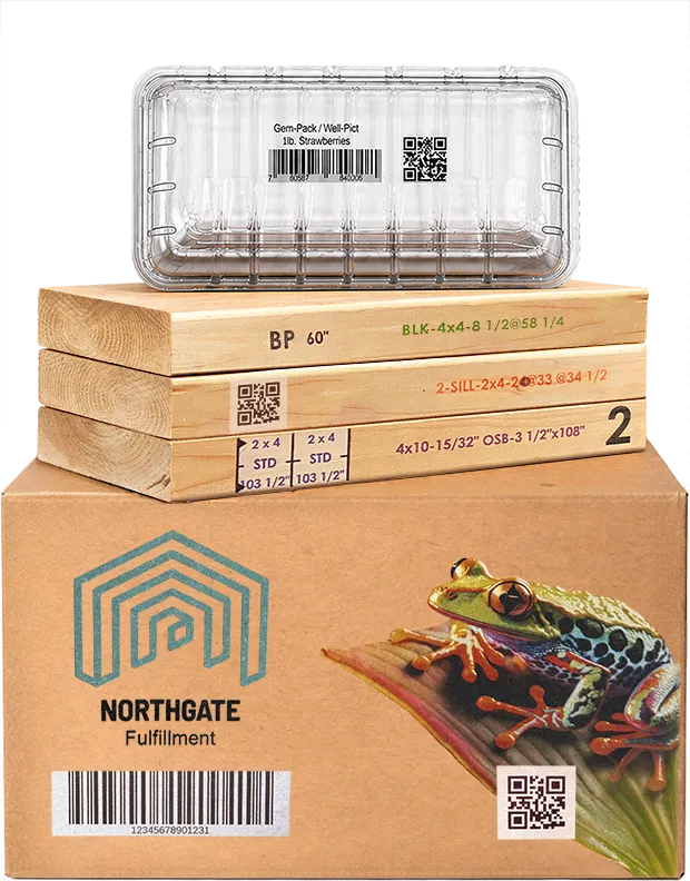Kartong med logotyp, groda och QR-kod under virkesbitar och en plastask, alla märkta direkt
