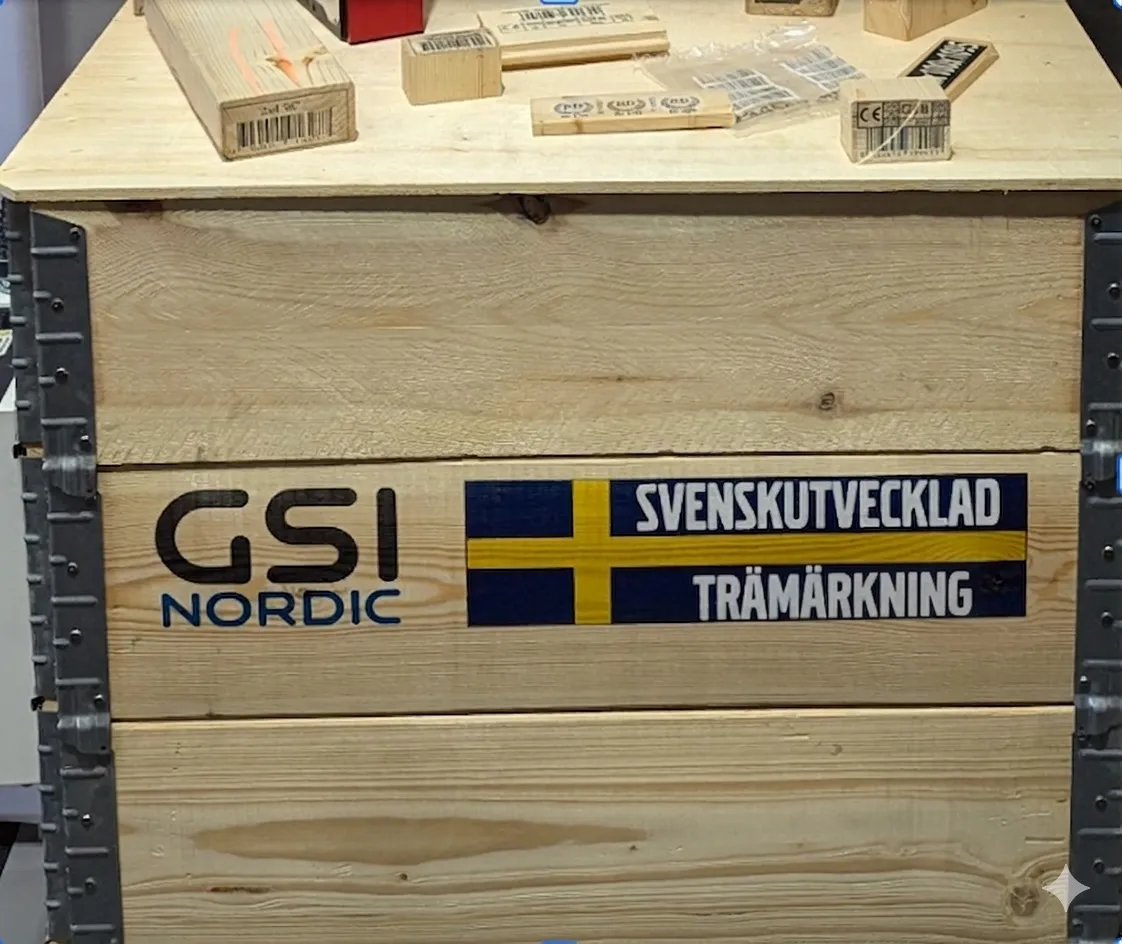 Trälåda med GSI Nordic-logotyp, svensk flagga och texten Svenskutvecklad trämärkning